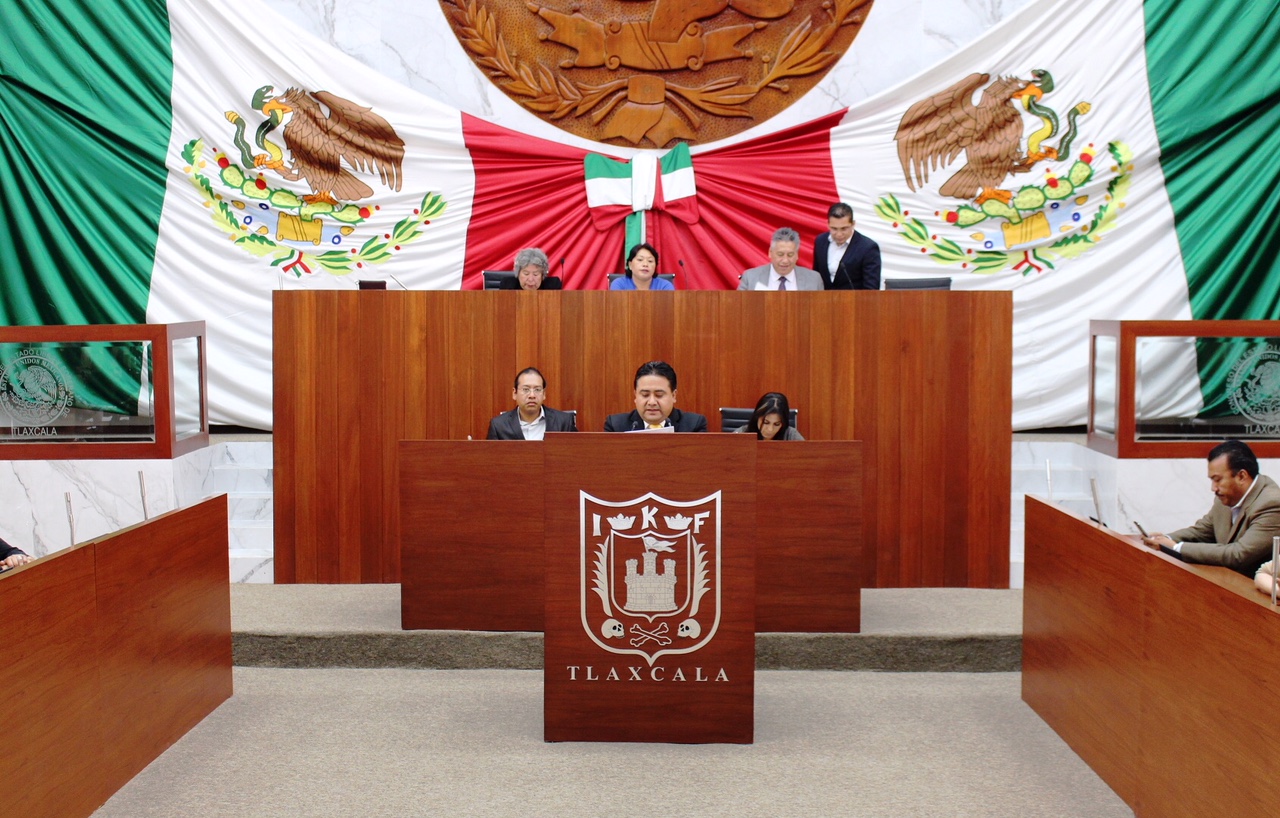 Cesar Fredy Cuatecontzi da lectura a iniciativa para adecuar Ley de Obras Públicas